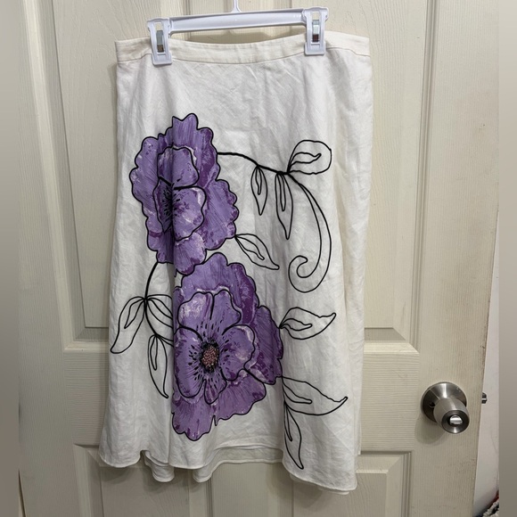LOFT Dresses & Skirts - LOFT off white Skirt with Lavender Floral Design embroidered size 6